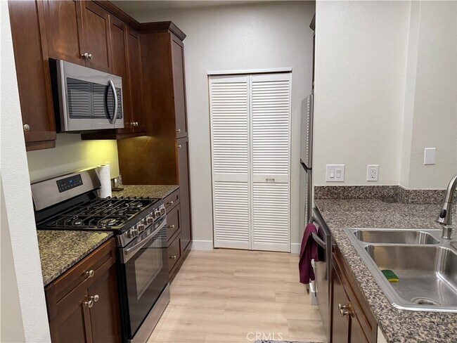 Foto del edificio - 1170 Scholarship