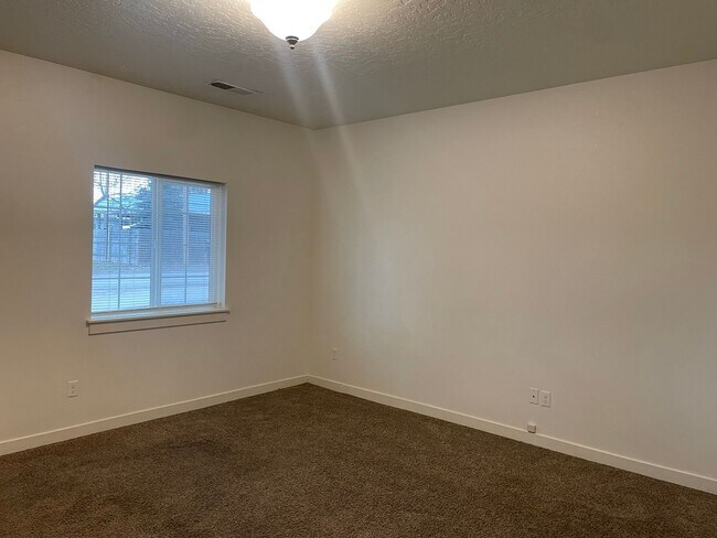 Building Photo - Cute Duplex