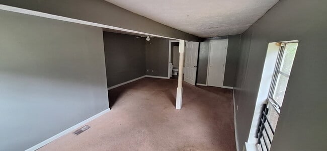 Foto del edificio - 3021 Woodview Dr