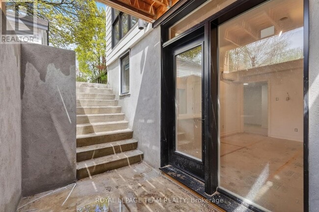 Building Photo - 608 Tweedsmuir Ave
