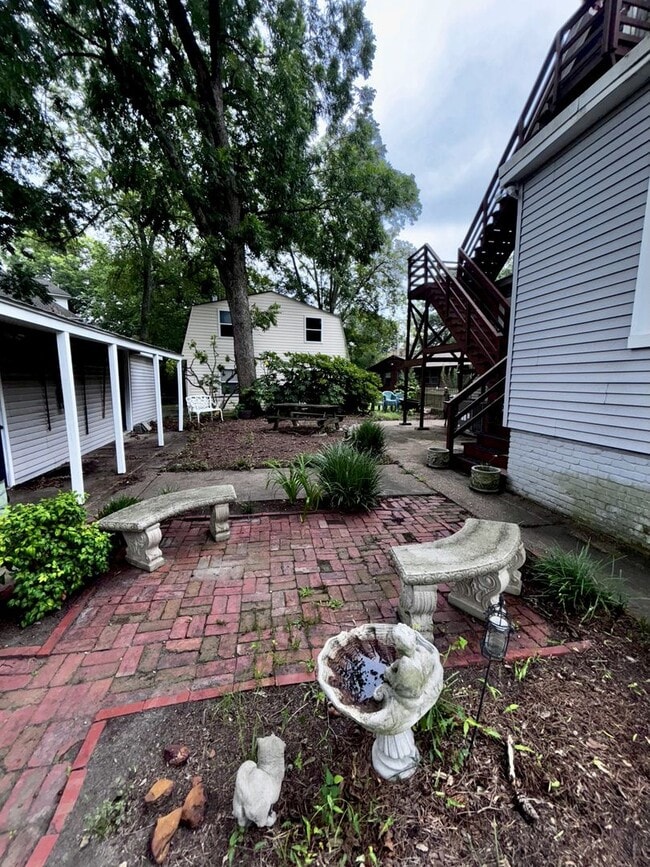 Building Photo - Charming 2-Bedroom Apartment with River Views