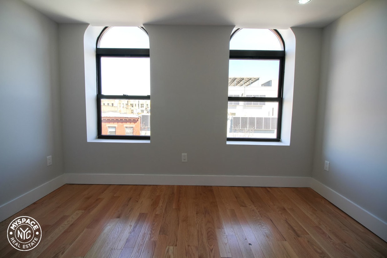 Primary Photo - 214 Grand St