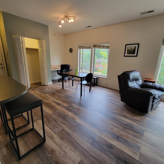 Foto del edificio - 588 N Midvale Blvd