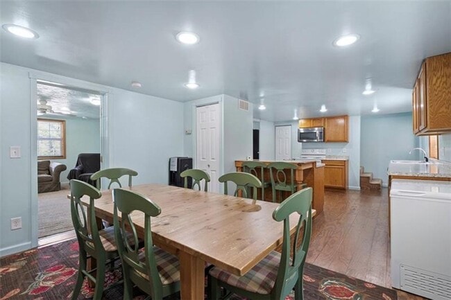 Foto del edificio - 3-Bedroom Home in Carrick on Private Street