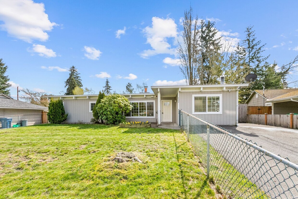 Foto principal - 4bd/1.75ba Mountlake Terrace Home