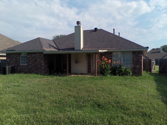 Building Photo - 2934 Le Oaks Dr
