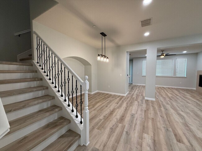 Foto del edificio - $500 MOVE-IN BONUS on a Lovely Laguna Poin...