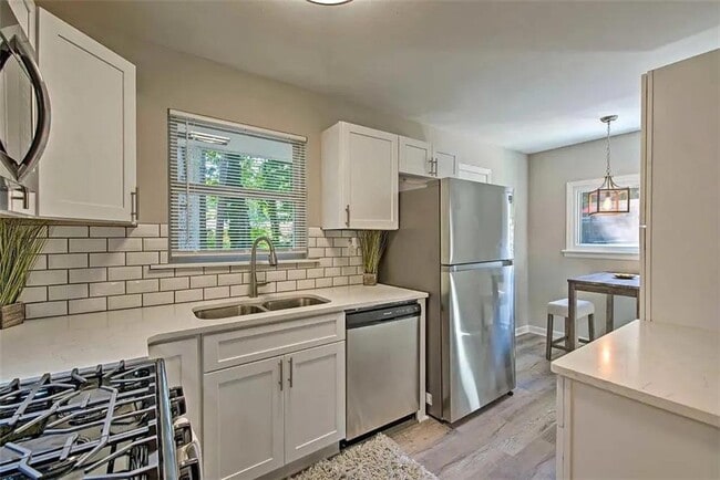 Building Photo - 2582 Westchester Dr