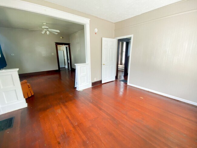 Foto del edificio - 3 bedroom 1 bath on campus