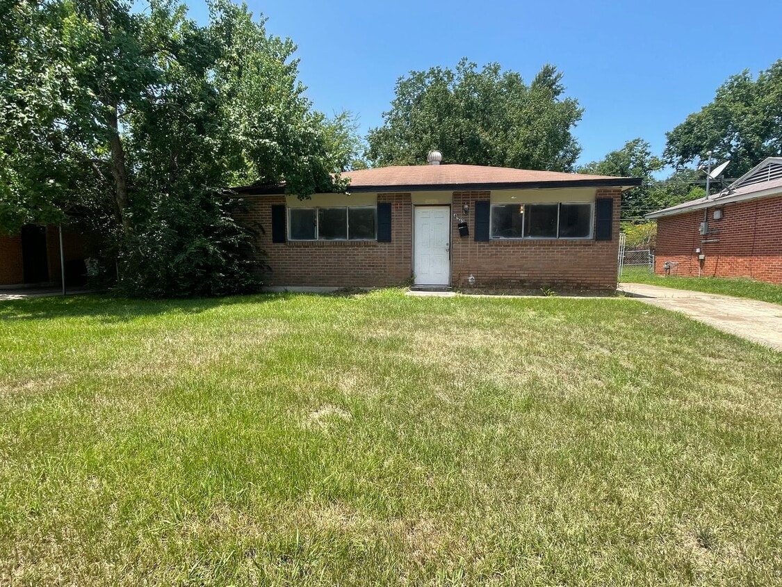 Primary Photo - Beautiful 3 Bedroom Home