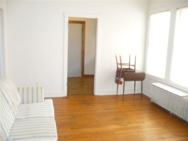 Foto del edificio - 1 br, 1 bath Apartment - 732 S Forest Ave #2