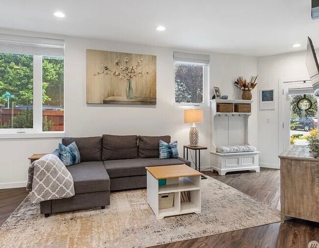 Building Photo - Greenwood Townhome
