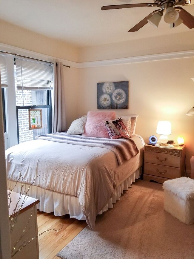 Building Photo - 627 W Melrose St