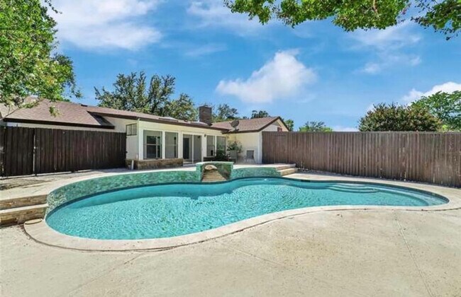 Foto del edificio - 2926 Forest Hills Ln
