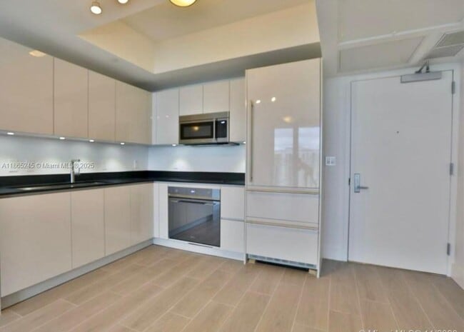 Building Photo - 1010 Brickell Ave