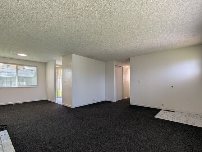 Foto del edificio - Newly Renovated 3-Bedroom, 1.5-Bath in Fantastic Neighborhood- Sheldon HS District