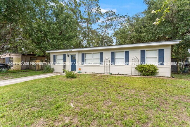 Building Photo - Spacious 3 Bed/1 Bath Home with Fenced Yar...