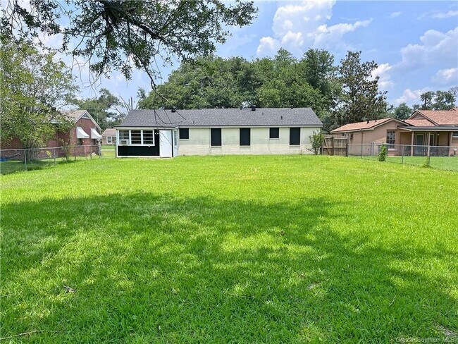 Foto del edificio - 215 W Claude St