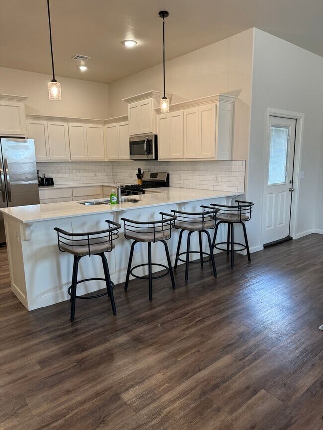 Building Photo - Fully furnished 3 bedroom, 2 bathroom, 2 c...