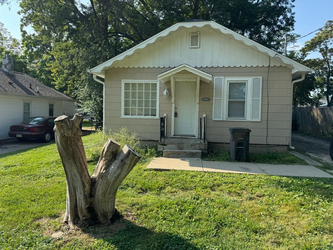 Primary Photo - 2 Bedroom House - RENT SPECIAL!
