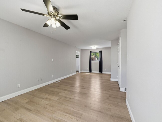 Building Photo - Beautiful Home in Central Fort Collins Location!