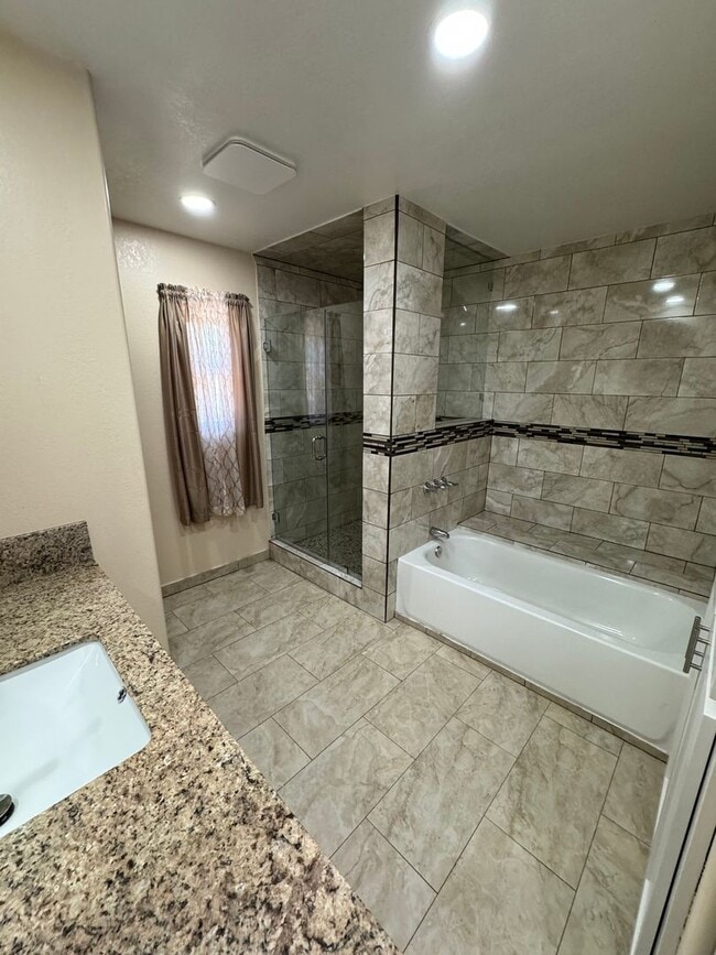 Foto del edificio - Country Estate Living at its BEST - 4 Bedrooms, 3 Bathrooms in Delano - Liberty One Real Estate G...