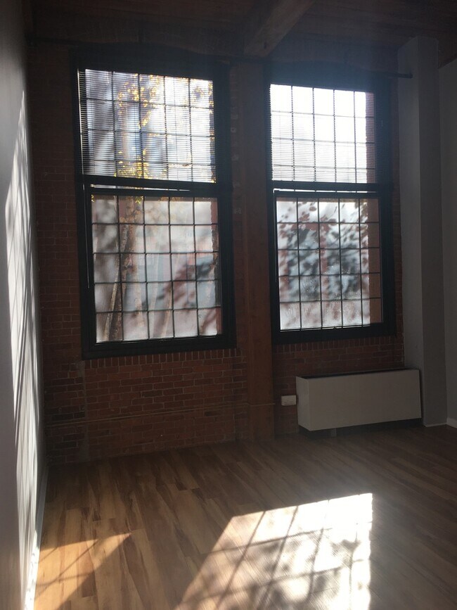 Windows to interior courtyard - 25 Grand St