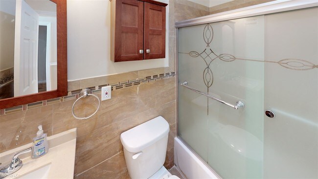 Building Photo - 195 Gates Ave