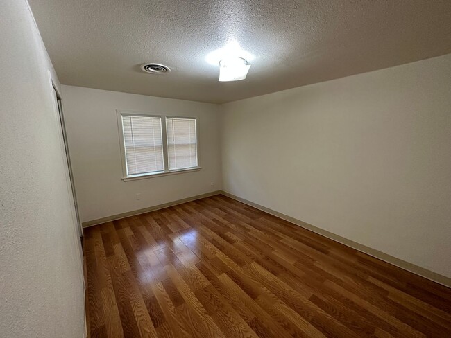 Building Photo - $1100 - 2 Bedroom 1 Bathroom Townhome