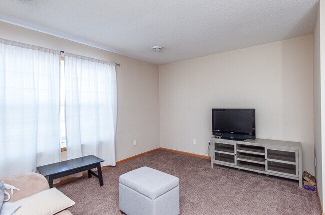Building Photo - 551 Pointe Ct SW