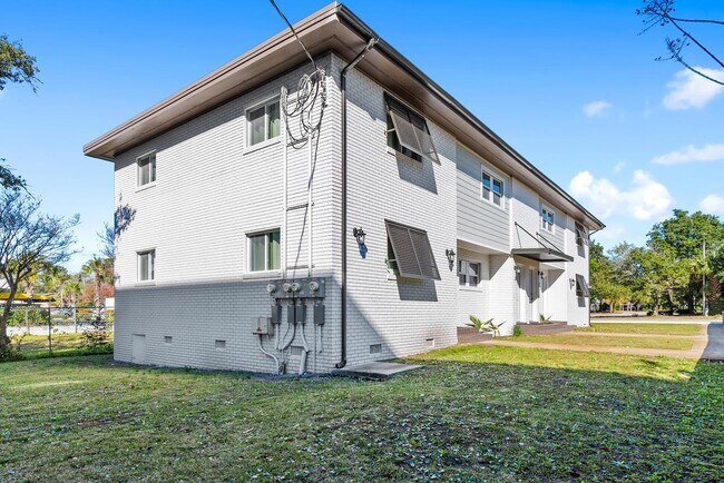 Building Photo - 409 17th Ave N