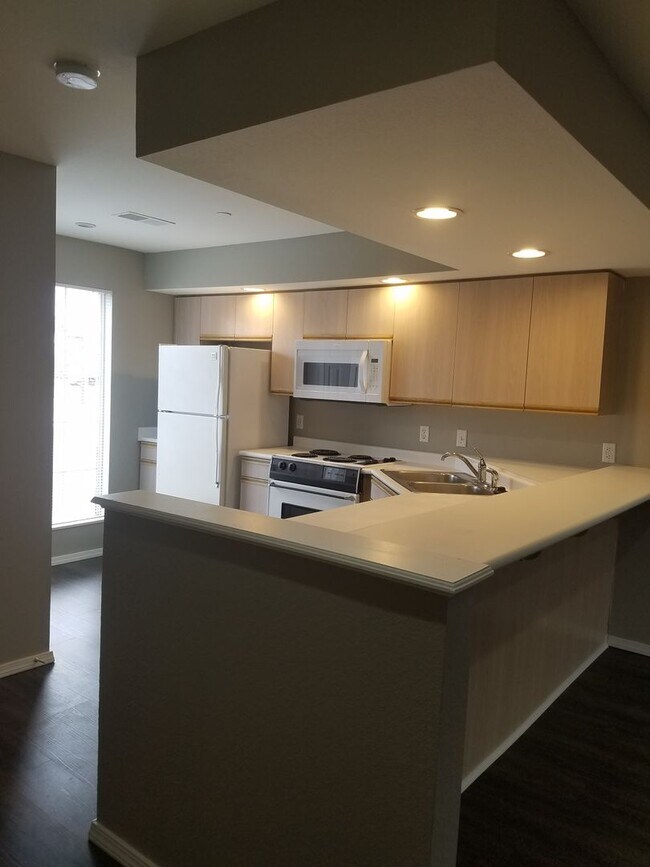 Foto del edificio - Beautiful Two Bedroom 2 bath Apartment wit...