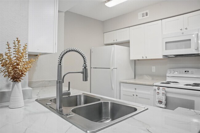 Building Photo - 250 El Dorado Blvd