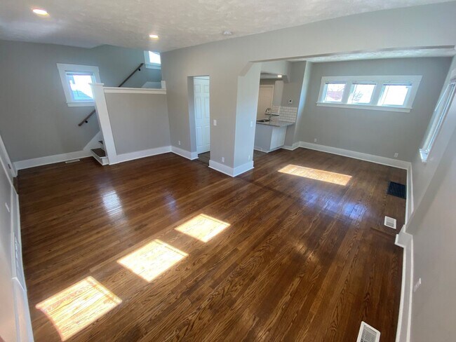Building Photo - Newly Renovated 3 Bed 2 Bath Home