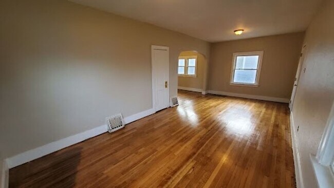 Foto del edificio - Pet Friendly Home with Fenced Back Yard and Hardwood Floors!