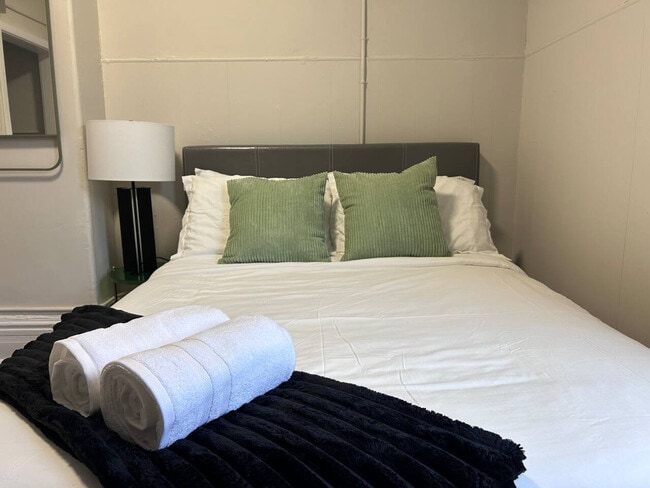 Building Photo - 25 Russell Ave