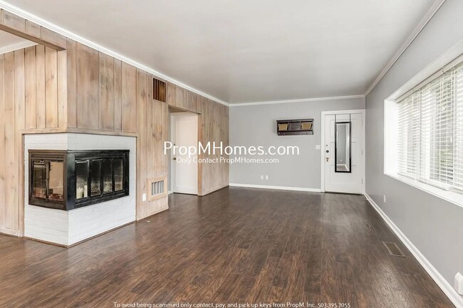 Foto del edificio - Charming Duplex with a Huge Yard in Multno...