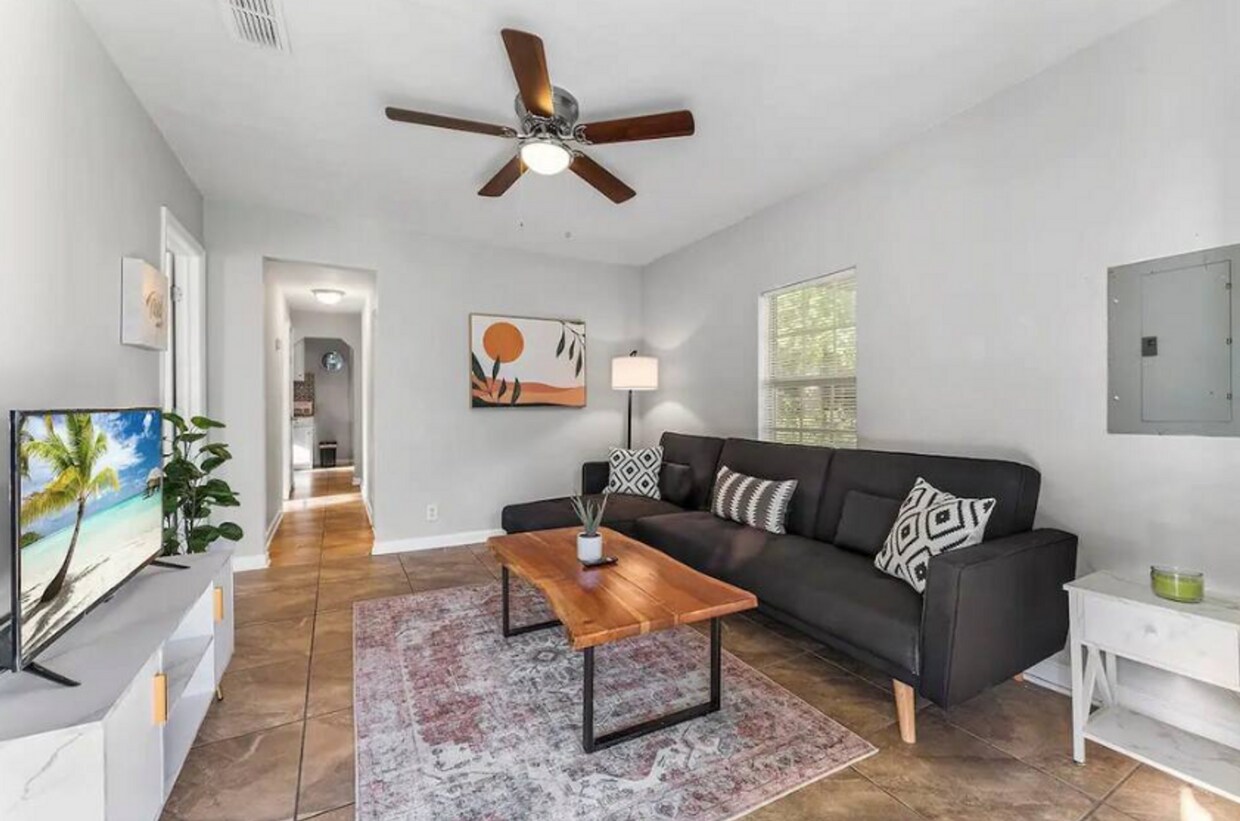 Foto principal - recently updated 2bd 1 bath w. studio + ba...