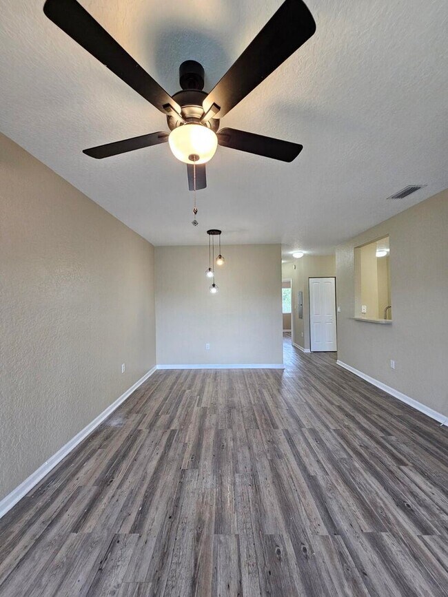 Foto del edificio - 1063 Golden Lakes Blvd