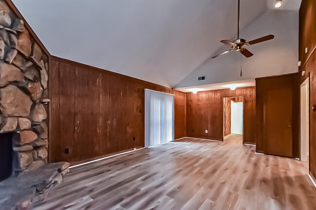 Building Photo - 3869 Caravel Dr