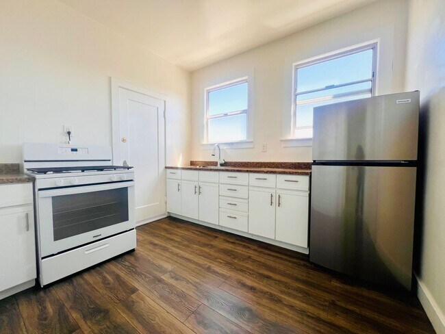 Building Photo - Exceptional Location! Sun Filled Top Floor...