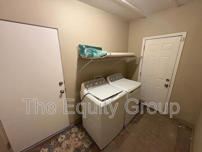 Foto del edificio - 600 N Dickran Dr