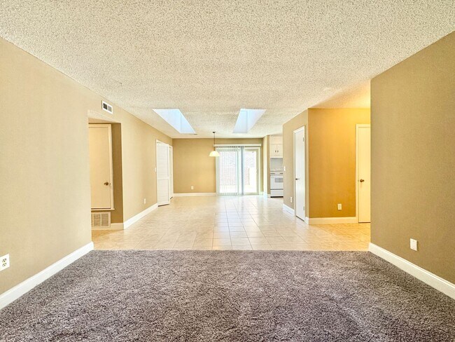 Foto del edificio - Holden Village Townhome Available - Newly Renovated