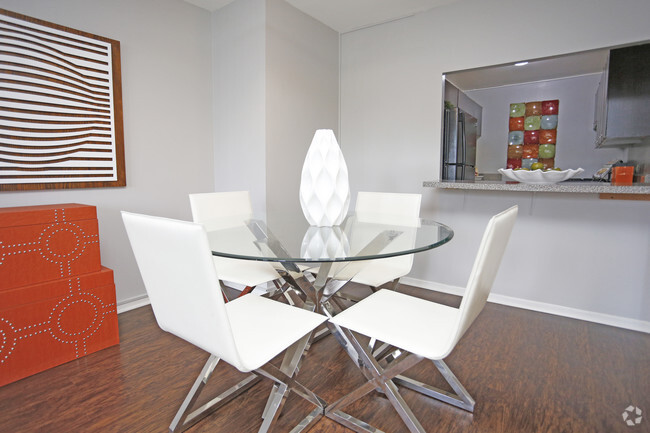 1HAB, 1BA - área de comedor - 7251 at Waters Edge Apartment Homes