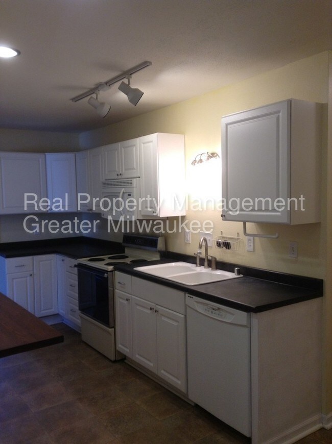 Building Photo - Updated Private Entry Upper Duplex