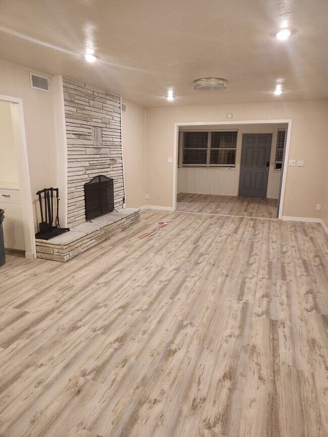 Building Photo - 104 Shoreland Dr