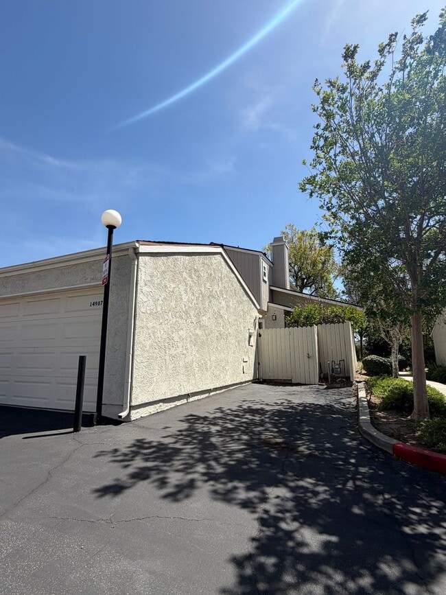 Foto del edificio - Remodeled 3 bedroom 2 1/2 bath townhome!