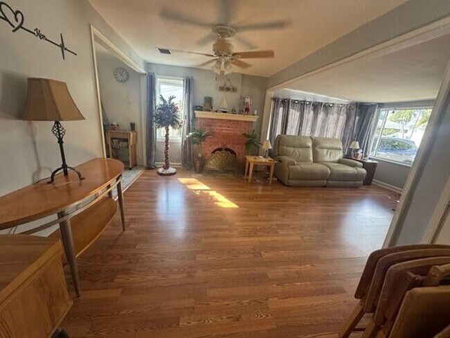 Photo - 1322 N M St House