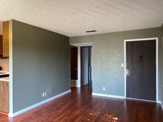 Foto del edificio - LEASING SPECIAL-TWO WEEKS FREE AT MOVE IN
