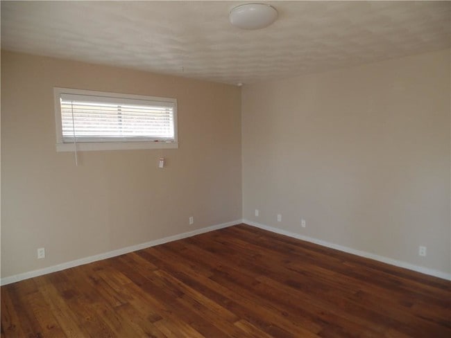 Building Photo - 1214 W Hall St